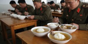 소고기와 닭 뼈를 넣어 우려낸 국물에 간장으로 양념을 맞추고 하얀 밥을 말아서 먹는 북한군 장교들